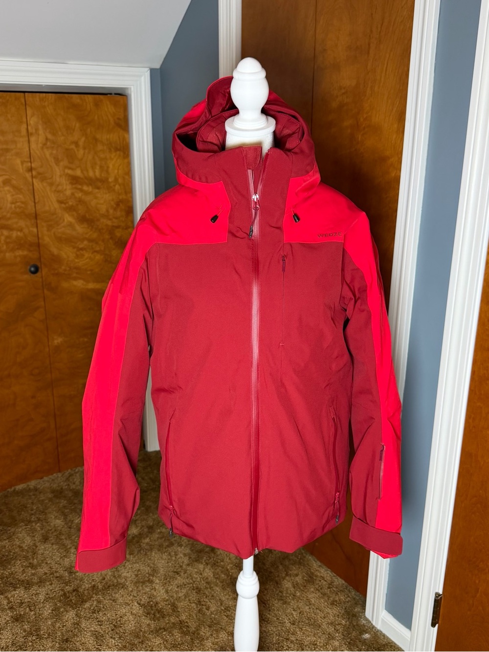 Wedze Women’s Two-Tone Red Hooded Ski Jacket. Size 2XL.